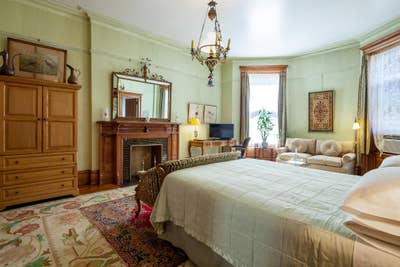 Manhattan Lg Furn bedroom w/private bathroom Main Photo