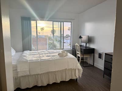 Bright Private Bedroom — Gym, Jacuzzi, Pool Main Photo