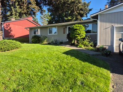 Fenced in yard with garden. Queen bed.  Main Photo