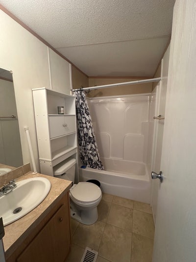 Private bedroom for rent + private shed Main Photo