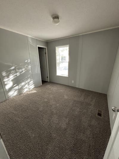 Nice clean room with walk in closet&bathroom Main Photo