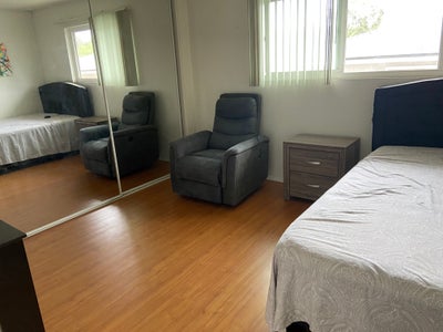 Private Room + Newly Renovated Bathroom | Walk to  Main Photo