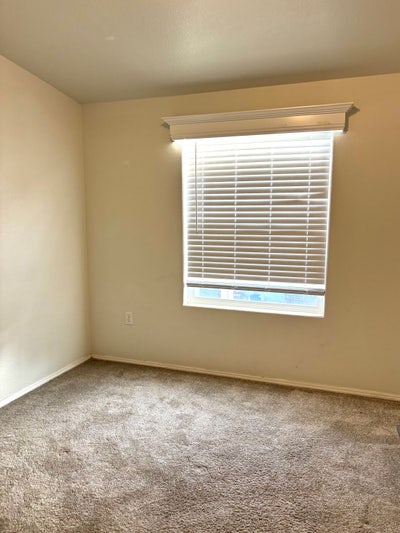 Room for Rent in Home Main Photo