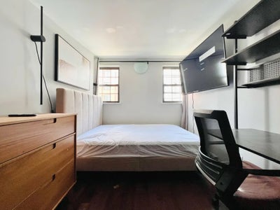 Modern Room near Nostrand Ave Subway Station Main Photo