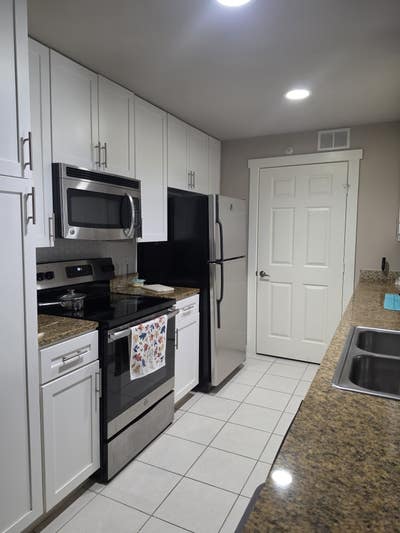 Professional woman looking for a roommate  Main Photo