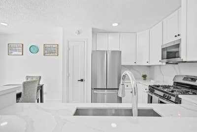 Quiet Padmate Home Near Shopping, Entertainment &  Main Photo