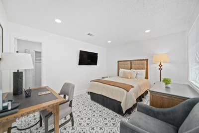 Quiet Padmate Home Near Shopping, Entertainment &  Main Photo