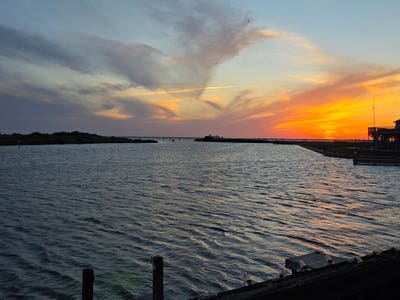 Luxury waterfront living Main Photo