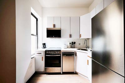 Room in Ridgewood on a flexible lease Main Photo