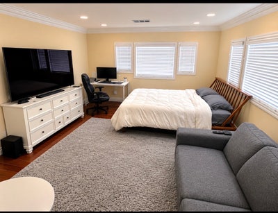 LARGE Room in Redondo Beach(The Avenues) Main Photo