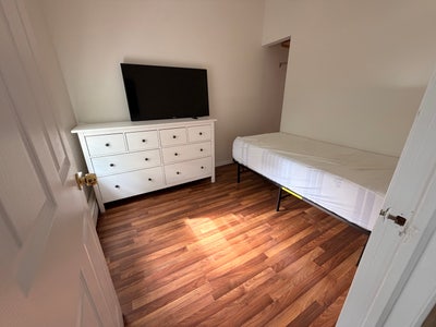 Looking for  Female Roommate Main Photo