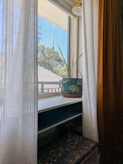 Room in a cozy book lovers' apartment  Main Photo