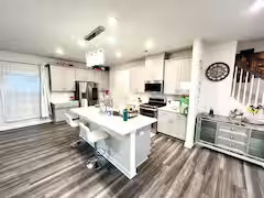 Generous place in Charlotte Main Photo