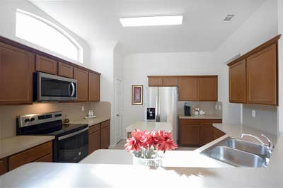  Sun‑Filled 5‑Bedroom Retreat – Just 15 Minutes to Main Photo