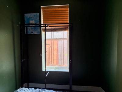 Big Room with Private Bath available near Gates J Main Photo