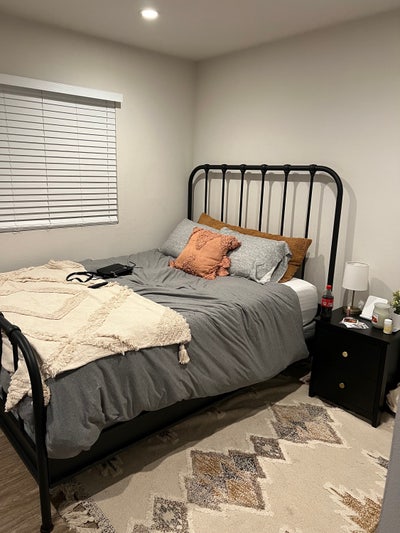 Looking for replacement roommate Main Photo