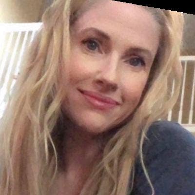 Professional Female seeks a large room Main Photo