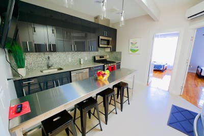 😎*Rare!* Designer's Apt! Gates JZ / Furnished! Main Photo