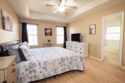 Modern Living near Seton Medical Center!  Walk to  Main Photo