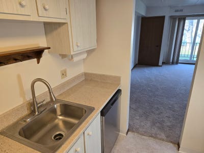 Cozy 1BR Townhouse Room in North Olmsted_$mo Main Photo