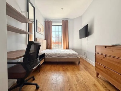 Bushwick Room with HDTV Near Manhattan Main Photo