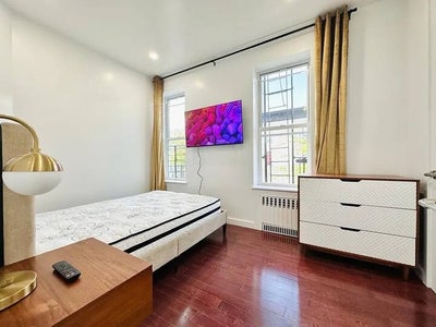 Cozy Room in Great Neighborhood Main Photo