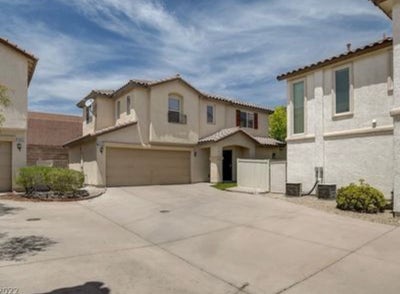 Room for Rent in 3 bedroom home Main Photo