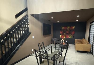 Stylish Lakeview townhome with one room for rent Main Photo