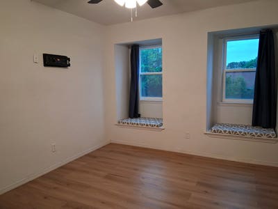 2 large rooms available in large home Main Photo