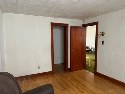 Share a house looking for working person Main Photo