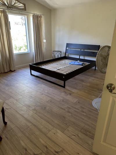 600 sqft +fireplace+ex lg closet,, lb bath tub Main Photo