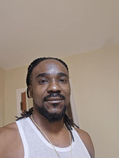 Professional Male seeks a small or large room Main Photo