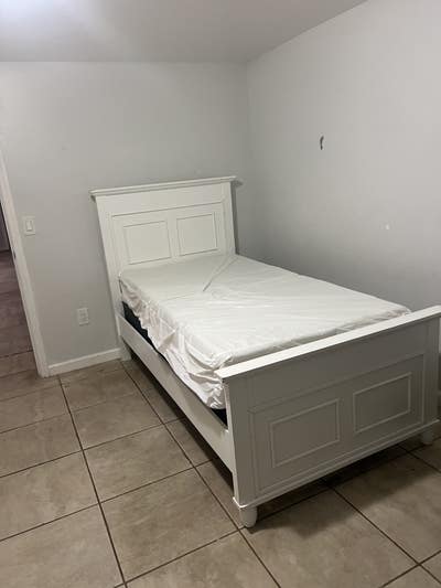 Updated Unit Spacious Room  Main Photo