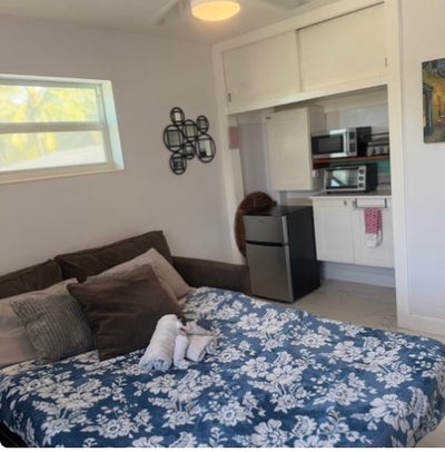 Fully furnished room with kitchenette Main Photo