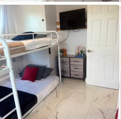 Private bunk bed room in large house with hot tub  Main Photo