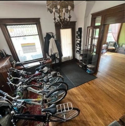 Huge room in historic home in Woodbridge private s Main Photo