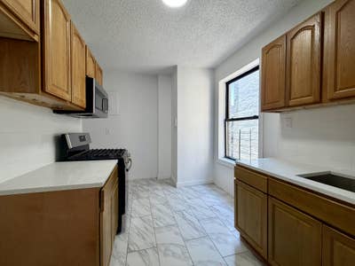 Huge Reno Rooms  - 4Br/1Ba - July 1St  Main Photo
