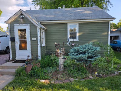 Cozy updated downtown bungalow with fenced yard an Main Photo