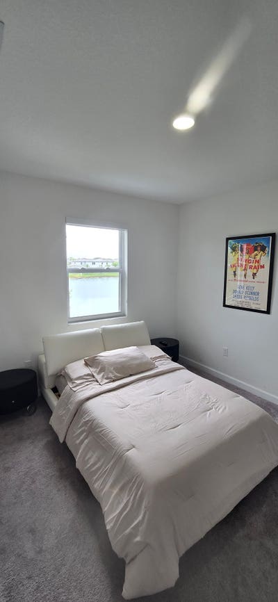 Bedroom for rent with a lakeside view.  Main Photo