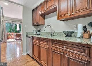 1 Rm with shared Bath in Townhome Main Photo