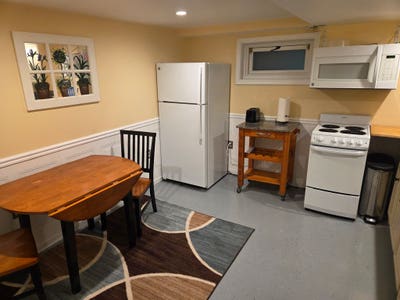 Charming 1 Bed 1 Bath apartment in Single Family H Main Photo
