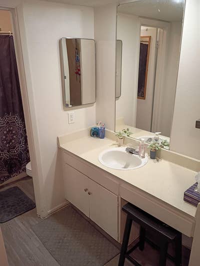 Great room for rent with attached bathroom right n Main Photo