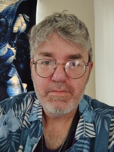 Easygoing stoner looking for roommate urgently Main Photo