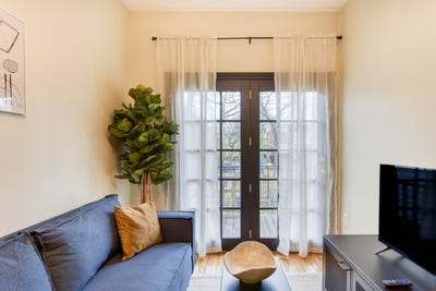 5 bed in Columbia Heights on a flexible lease Main Photo