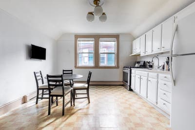 3 bed in Roxbury on a flexible lease Main Photo