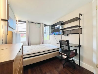 Modern Room near Nostrand Ave Subway Station Main Photo