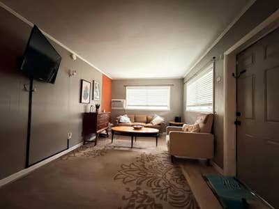 Newly Updated, Modern Rooms in Prime Lakeland Loca Main Photo
