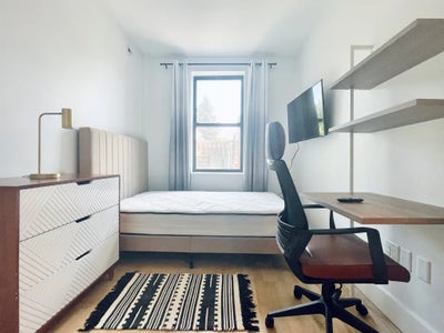 Charming Weirfield St Room near Manhattan Main Photo