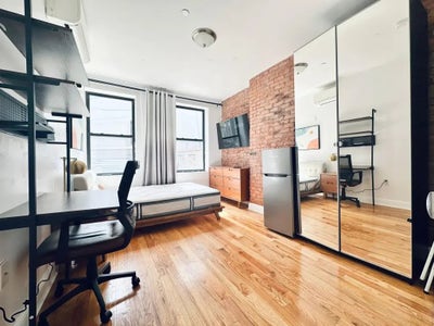 Queens Room with HDTV near Manhattan #274 Main Photo