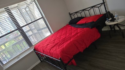 Private room available in clean friendly home Main Photo